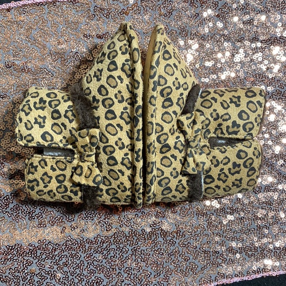 Cute little leopard booties - Picture 3 of 8